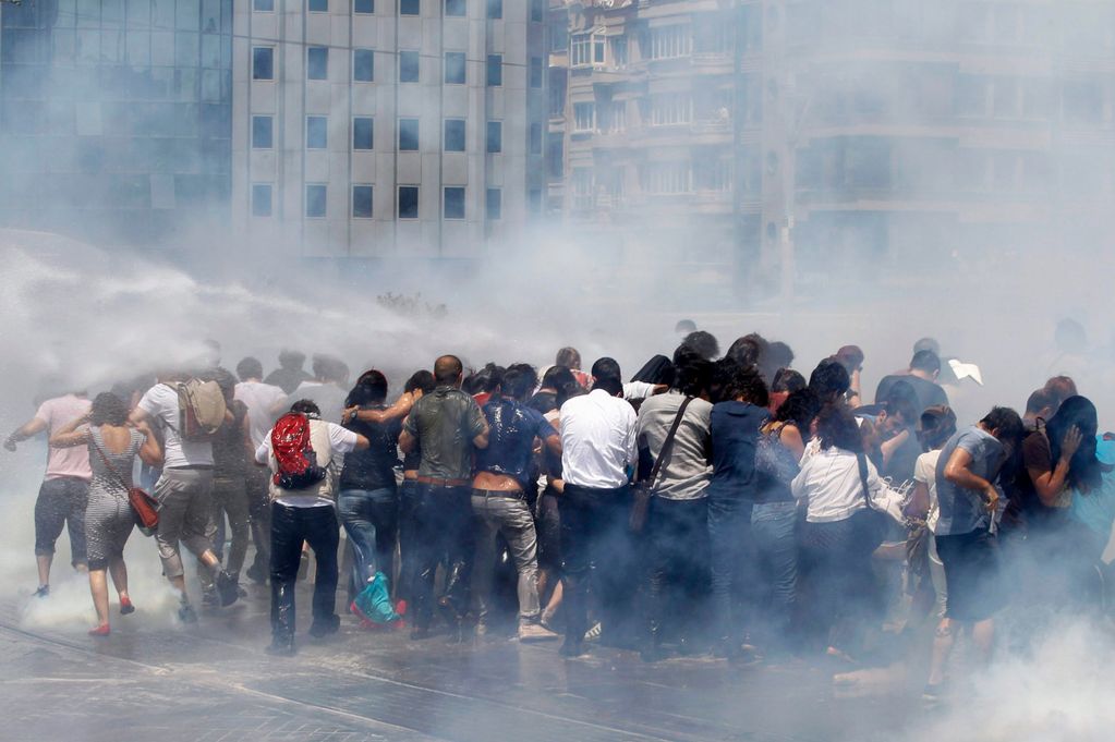 Demonstrators-at-Taksim-Square-in-central-Istanbul