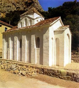 Црква Св. Петра у Прику код Омиша (друга половина XI века), испред које се неретљански владар Славац судио око 1090. године са хрватским тепчијом Љубомиром. 