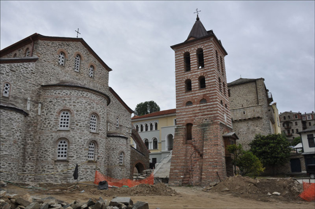 * Црква из X века у Кареји, најстарија на Атосу