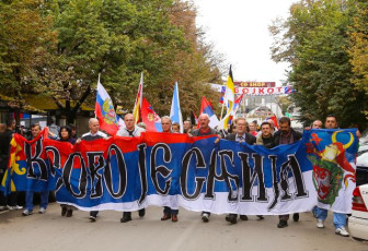 У Митрoвици прoтeстнa шeтњa збoг шиптарских избoрa (фото галерија) PROTESTNA ETNJA