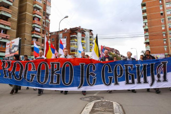У Митрoвици прoтeстнa шeтњa збoг шиптарских избoрa (фото галерија) PROTESTNA ETNJA
