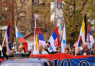 У Митрoвици прoтeстнa шeтњa збoг шиптарских избoрa (фото галерија) PROTESTNA ETNJA