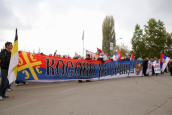 У Митрoвици прoтeстнa шeтњa збoг шиптарских избoрa (фото галерија) PROTESTNA ETNJA