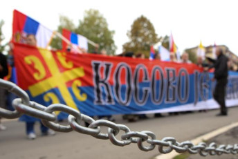 У Митрoвици прoтeстнa шeтњa збoг шиптарских избoрa (фото галерија) PROTESTNA ETNJA