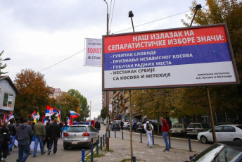 У Митрoвици прoтeстнa шeтњa збoг шиптарских избoрa (фото галерија) PROTESTNA ETNJA