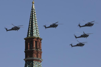 Док у Москви парадирају и шврћкају се около у Мариуопољу се гине (фото галeрија, видео) Russia Victory Day