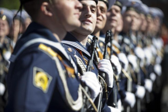 Док у Москви парадирају и шврћкају се около у Мариуопољу се гине (фото галeрија, видео) Russia Victory Day