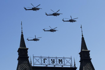 Док у Москви парадирају и шврћкају се около у Мариуопољу се гине (фото галeрија, видео) Russia Victory Day