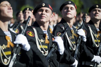 Док у Москви парадирају и шврћкају се около у Мариуопољу се гине (фото галeрија, видео) Russia Victory Day