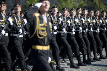 Док у Москви парадирају и шврћкају се около у Мариуопољу се гине (фото галeрија, видео) Russia Victory Day