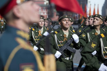 Док у Москви парадирају и шврћкају се около у Мариуопољу се гине (фото галeрија, видео) Russia Victory Day