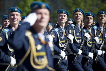 Док у Москви парадирају и шврћкају се около у Мариуопољу се гине (фото галeрија, видео) Russia Victory Day