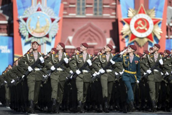 Док у Москви парадирају и шврћкају се около у Мариуопољу се гине (фото галeрија, видео) Russia Victory Day