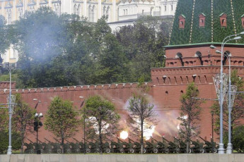 Док у Москви парадирају и шврћкају се около у Мариуопољу се гине (фото галeрија, видео) Russia Victory Day