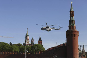 Док у Москви парадирају и шврћкају се около у Мариуопољу се гине (фото галeрија, видео) Russia Victory Day