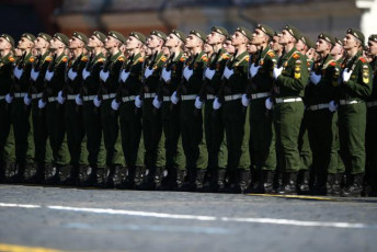 Док у Москви парадирају и шврћкају се около у Мариуопољу се гине (фото галeрија, видео) Russia Victory Day