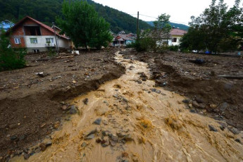 Људи, народе! Министар Вулин је стигао на лице места у Текију под водом, путовао је целу ноћ и дан! (фото галерија) BUJICA PODELILA NASELJE TEKIJA