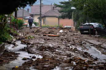 Људи, народе! Министар Вулин је стигао на лице места у Текију под водом, путовао је целу ноћ и дан! (фото галерија) NASELJE TEKIJA PREKRIVENO BLATOM