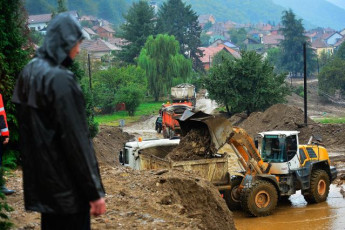 Људи, народе! Министар Вулин је стигао на лице места у Текију под водом, путовао је целу ноћ и дан! (фото галерија) RASCISCAVANJE PUTA PREMA KLADOVU