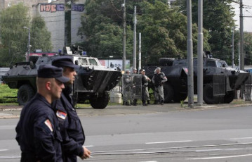 Сви који сте гласали за СНС и Вучића да одмах одведете своју децу и породице да уживају у благодатима полицијске репресије и содомије! (фото галерија) ZANDARMERIJA