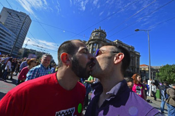Сви који сте гласали за СНС и Вучића да одмах одведете своју децу и породице да уживају у благодатима полицијске репресије и содомије! (фото галерија) UCESNICI