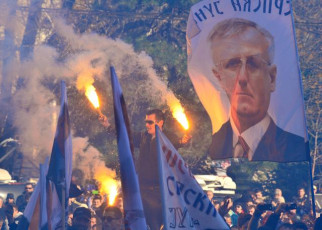 Погледајте протестну шетњу СРС и Војислава Шешеља београдским улицама (видео, фото галерија) PRISTALICE SRS NOSE ZASTAVE
