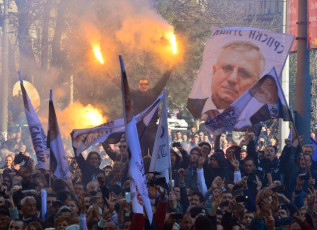 Погледајте протестну шетњу СРС и Војислава Шешеља београдским улицама (видео, фото галерија) PRISTALICE SRS NOSE ZASTAVE