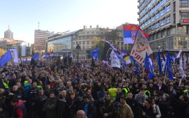 Погледајте протестну шетњу СРС и Војислава Шешеља београдским улицама (видео, фото галерија) PRISTALICE SRS NOSE ZASTAVE