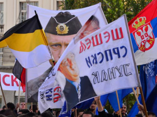 Погледајте протестну шетњу СРС и Војислава Шешеља београдским улицама (видео, фото галерија) PRISTALICE SRS SA ZASTAVAMA NA TRGU REPUBLIKE