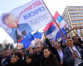 Погледајте протестну шетњу СРС и Војислава Шешеља београдским улицама (видео, фото галерија) PRISTALICE SRS SA ZASTAVAMA NA TRGU REPUBLIKE