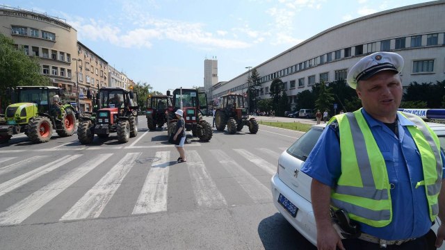 Пољопривредници прете блокадама Пољопривредници прете блокадама