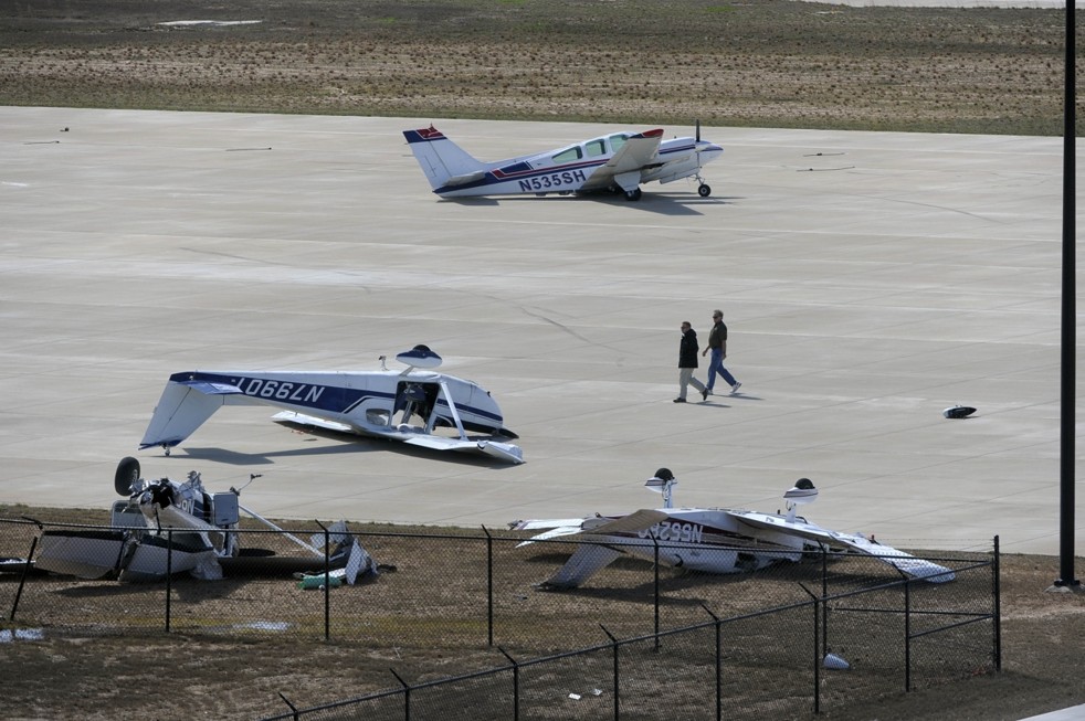 Торнадо разбио 110 авиона на аеродрому Даласа Торнадо разбио 110 авиона на аеродрому Даласа