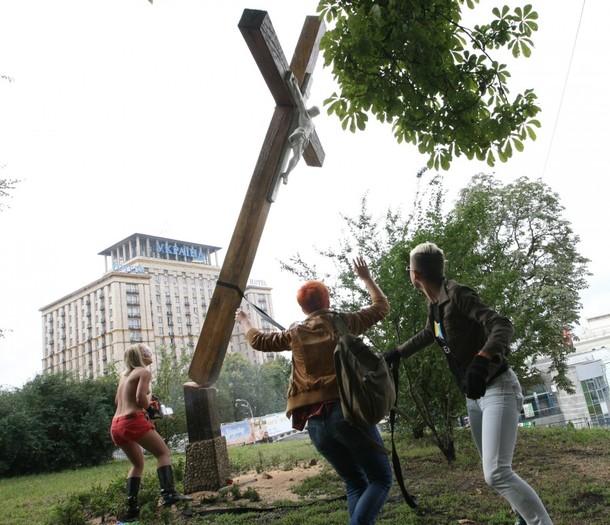 Активисткиње FEMEN срезале католички крст у Кијеву Активисткиње FEMEN срезале католички крст у Кијеву