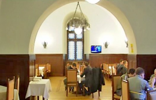 Српски посланици на јефтиној и богатој исхрани