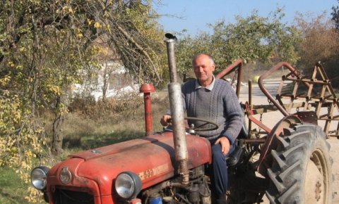 Запарложена села (2): Момци пијанче, девојке у кафићу