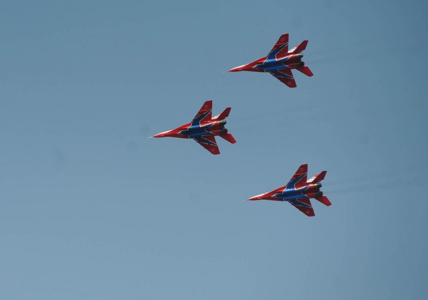 Стрижи одушевили, публика опколила пилоте и скандира Русији Стрижи одушевили, публика опколила пилоте и скандира Русији