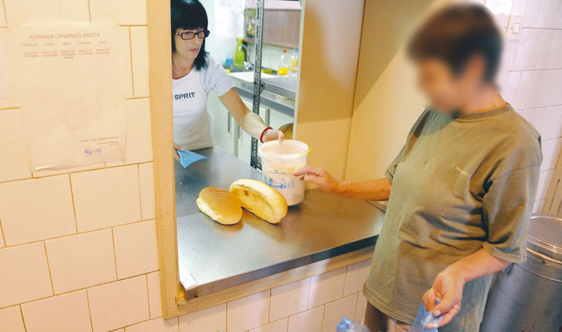 Редови пред казанима народних кухиња Редови пред казанима народних кухиња