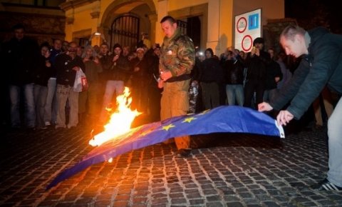 Почело је, почело: Словаци спалили заставу ЕУ Почело је, почело: Словаци спалили заставу ЕУ