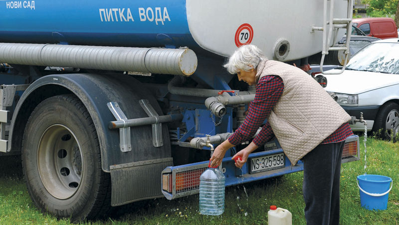 Нови Сад без воде, народ пије воду из цистерни Нови Сад без воде, народ пије воду из цистерни