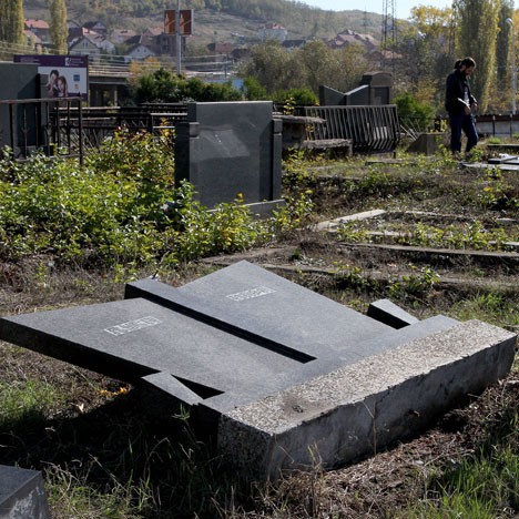 У јужној Косовској Митровици оскрнављено 90 одсто гробова У јужној Косовској Митровици оскрнављено 90 одсто гробова