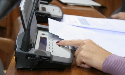 Невидљиви напредњаци: Картице ту, њих нема