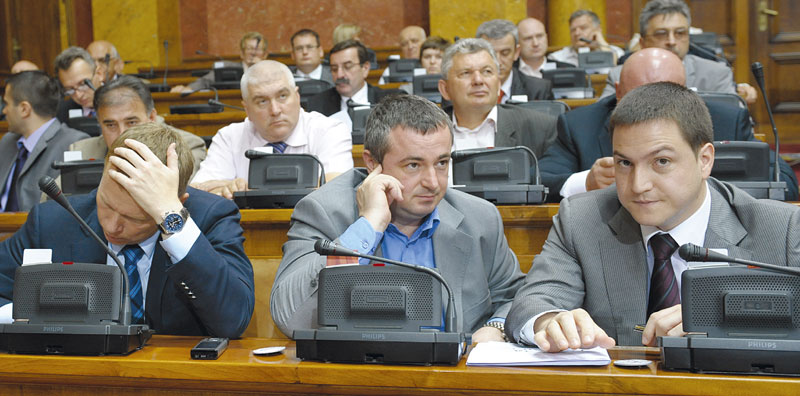 Влада жури да удоми партијске кадрове