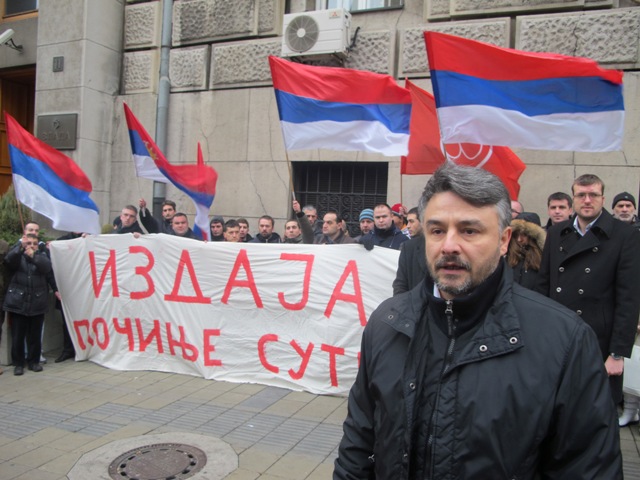 Двери-парадери омогућили саблазну Владину геј-параду (видео) Двери-парадери омогућили саблазну Владину геј-параду (видео)