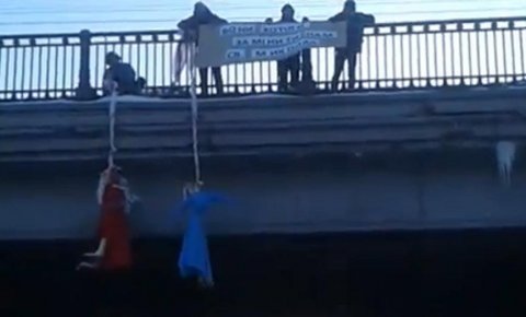 Украјински десничари обесили Деда Мраза! Украјински десничари обесили Деда Мраза!