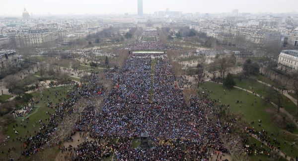350.000 противника геј бракова преплавило улице Париза 350.000 противника геј бракова преплавило улице Париза