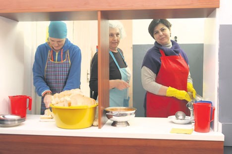 „Људи сенке” у црквеној народној кухињи „Људи сенке” у црквеној народној кухињи