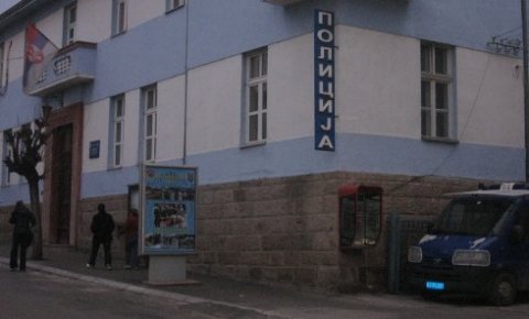 Инспектору у Врању који је хапсио "пиромане" демолиран ауто Инспектору у Врању који је хапсио "пиромане" демолиран ауто