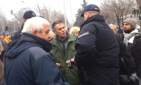 Комунални полицајци тукли избеглицу! (видео) Комунални полицајци тукли избеглицу! (видео)
