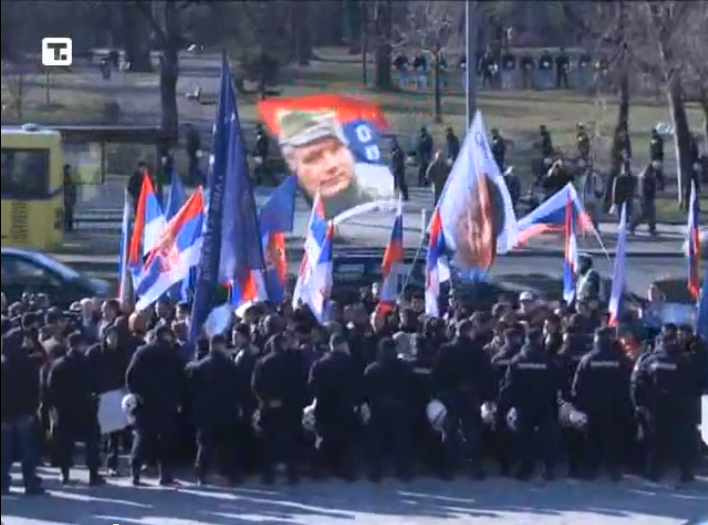 Демократија: Забрањени скупови радикала и "Никад граница" Демократија: Забрањени скупови радикала и "Никад граница"