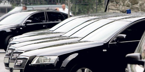 У Србији 30.000 људи возе службена кола?! У Србији 30.000 људи возе службена кола?!